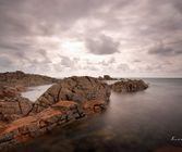 Ruwe rotsen aan Normandische kust (Frankrijk)